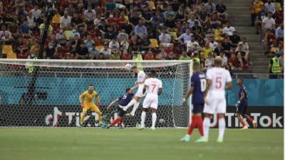 Швейцария отрыла счет в матче с Францией