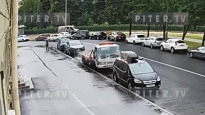 Видео: на Бассейной улице в результате ДТП перевернулись "Жигули"