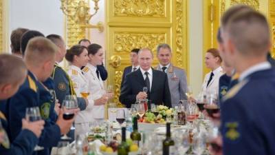 Путин в Кремле встретился с лучшими выпускниками высших военных учебных заведений страны