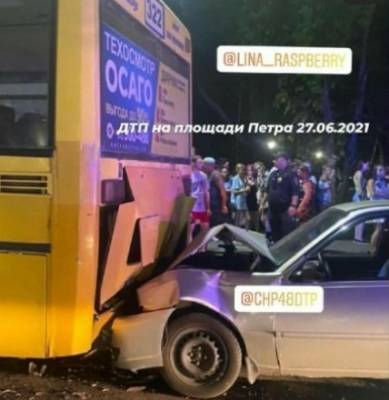 Пьяный водитель на «Дэу Нексии» протаранил автобус в Липецке (видео)