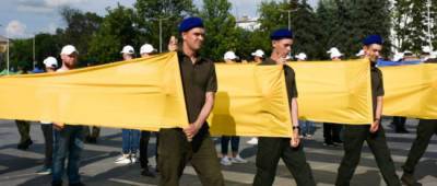 В честь Дня Конституции в Краматорске провели уникальный флешмоб: развернули флаги Донецкой области и Украины (фото)