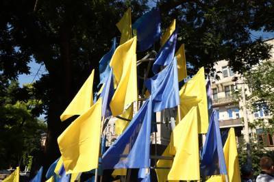 День Конституции в Одессе: Труханов с розами и пронзительное видео
