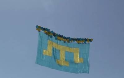 Активисты запустили в небо над Крымом крымскотатарский флаг