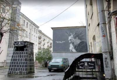 Коммунальщики не стали закрашивать граффити с Горшком на Лиговском проспекте