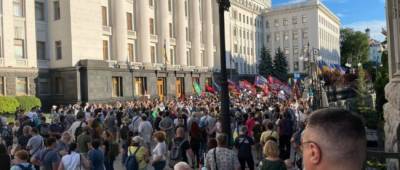 Акция протеста под ОП: Зеленскому «объявили подозрение в госизмене»