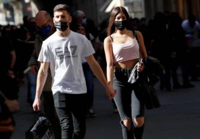 В Италии отменили обязательное ношение масок на улице