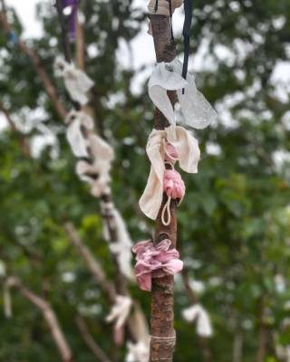 Сахалинцы развешивают маски на деревья у Лягушки, чтобы загадать желание