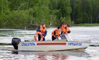 В Югре перевернулась моторная лодка, погиб молодой человек