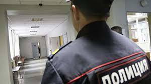 Двух полицейских из Москвы обвинили в краже 800 тысяч у пенсионера, потерявшего сознание