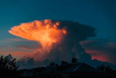 Киевлян испугало облако, похожее на ядерный грибок