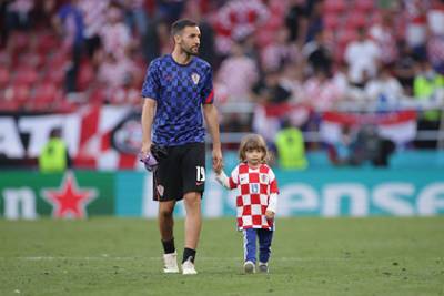 Футболист сборной Хорватии разделся до трусов после поражения от Испании на Евро