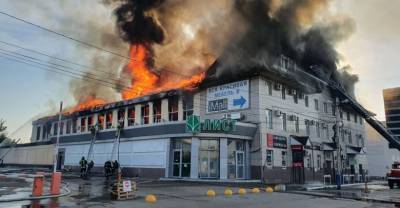 В Пензе пожар охватил торговый центр "Триумф"
