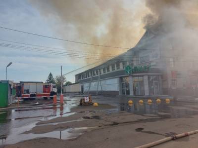 В Пензе пожар в торговом центре: горит крыша и мансарда