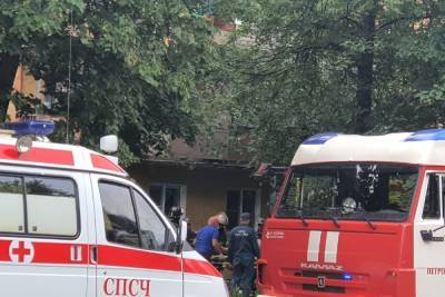 Молодая женщина выпала из окна многоквартирного дома в столице Карелии