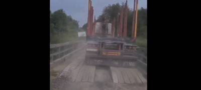 Нет управы: лесовозы продолжают ломать аварийный мост в деревне Карелии (ВИДЕО)