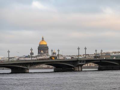 Теплоход «Москва» сел на мель в Петербурге