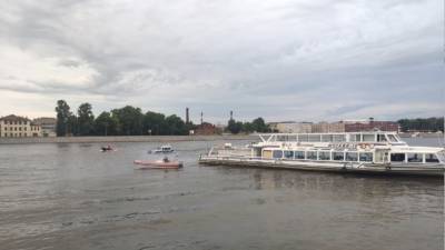В Петербурге с севшего на мель судна эвакуировали более 70 человек