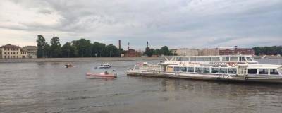 В Петербурге десятки человек эвакуировали с севшего на мель судна