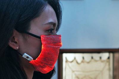Американцы изобрели маску, показывающую, болен ли человек COVID-19