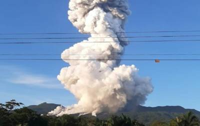 В Коста-Рике начал извергаться вулкан