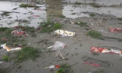 Десятки тел умерших от коронавируса всплыли в реке на севере Индии