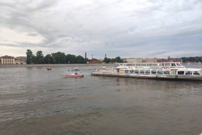 Прогулочное судно с пассажирами село на мель в Петербурге