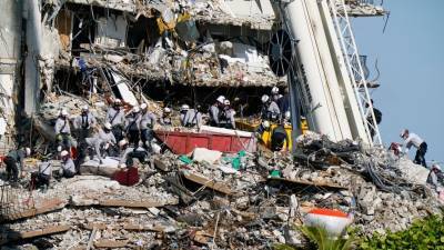 Спасатели обнаружили еще два тела под обломками обрушившегося здания во Флориде