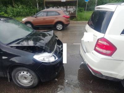 В Сыктывкаре женщина-водитель не смогла дистанцироваться от Mercedes