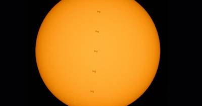 Удивительное зрелище. NASA показало на фото, как МКС пересекает Солнце (фото)