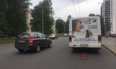 В Петрозаводске из-за лихача пострадал пассажир маршрутки: виновник скрылся
