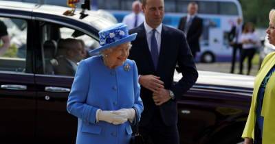 Королева Елизавета II отправилась в турне по Шотландии: ее поддержал принц Уильям
