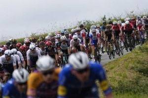 Болельщица спровоцировала массовый завал велосипедистов на Тур де Франс. ВИДЕО
