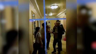 Видео из Сети. Девушки устроили драку в туалете популярного кафе
