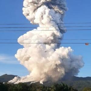 В Коста-Рике началось извержение вулкана