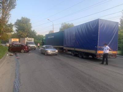 Ранним утром на Змиевском проезде в Ростове столкнулись иномарка и большегруз