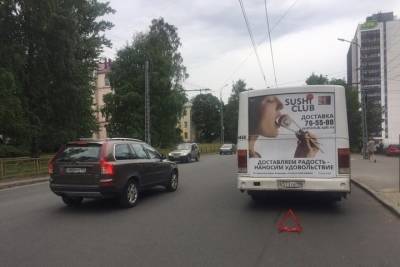 Госавтоинспекция Петрозаводска ищет водителя белого БМВ, подрезавшего пассажирский автобус