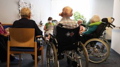 В Австралии ввели обязательную вакцинацию для работников домов престарелых
