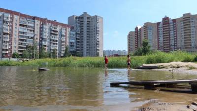 Жители Невского района купаются в токсичном пруду на месте стройки