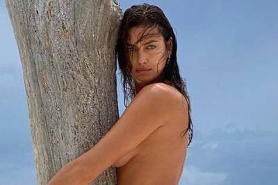 Ирина Шейк снялась топлес в новой фотосессии на пляже