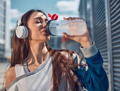 Почему специалисты утверждают, что пить нужно именно водородную воду, а не бесполезную простую