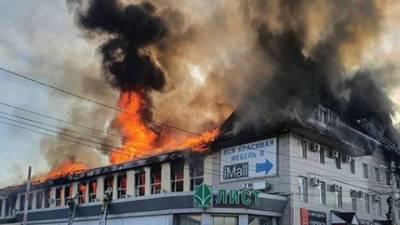 В Пензе загорелся крупный торговый центр