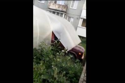 В Тверской области водитель припарковал машину в парнике