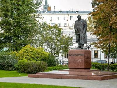 В центре Москвы приведут в порядок памятник Александру Твардовскому
