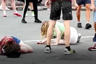 Головой об асфальт и ногой в спину: в центре Киева подрались девушки-подростки