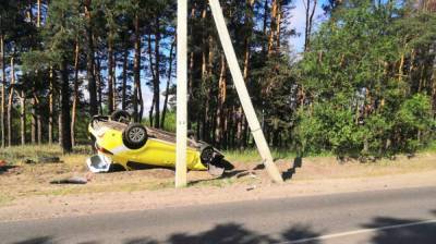 В Воронеже такси врезалось в столб из-за взорвавшегося колеса
