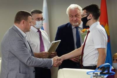 Александр Никитин вручил сертификаты победителям конкурса на право получения президентских грантов