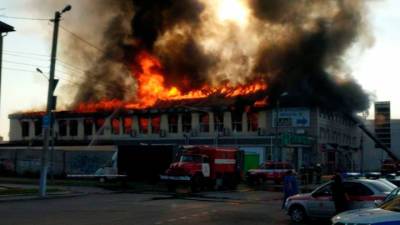 Видео из Сети. В Пензе загорелся крупный торговый центр