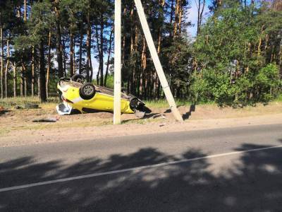 В Воронеже из-за разорвавшегося колеса такси врезалось в столб и перевернулось