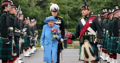 Первый вояж в статусе вдовы: Елизавета с внуком приехала в Шотландию (фото, видео)