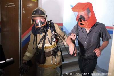 В Кургане при пожаре в многоэтажке спасено 4 человека, 24 эвакуировано